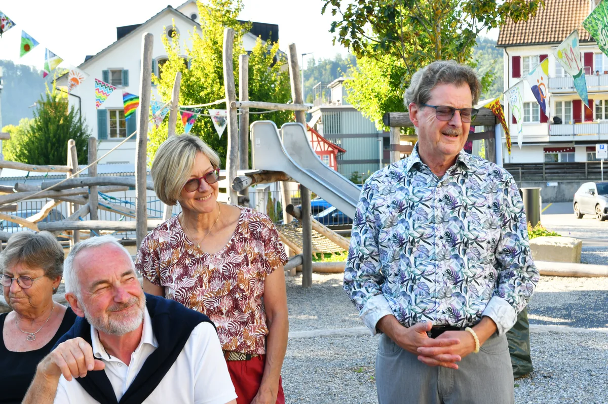 Zuhoerer der Ansprache von der Pfarrerin
